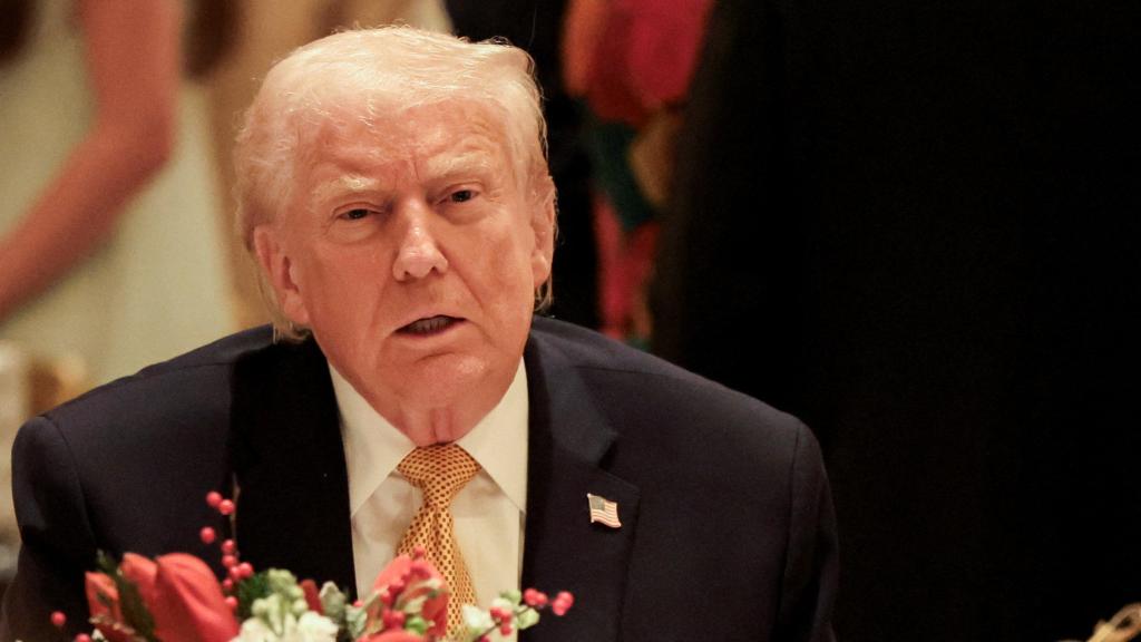 Donald Trump, presidente de EEUU, en la cena de Nochebuena en el salón de baile de Mar-a-Lago, en Palm Beach.