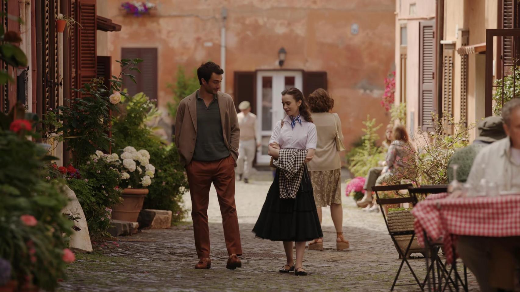 Emily paseando por el pueblo italiano.