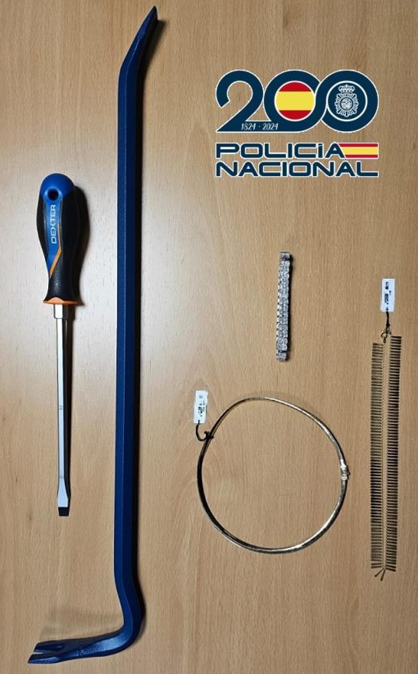 Foto de las joyas y las herramientas intervenidas al autor de un robo en Marbella.