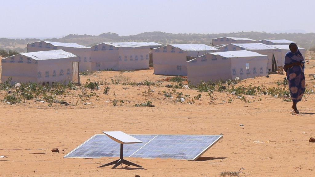Una antena Starlink alimentada por un panel solar en el campo de refugiados de Touloum, en el este de Chad.
