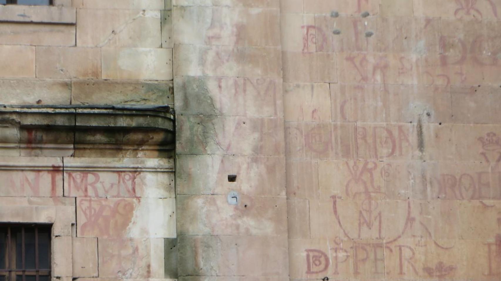 La sangre de toro se desvanece de la Clerecía de Salamanca: en peligro los valiosos vítores de sus muros