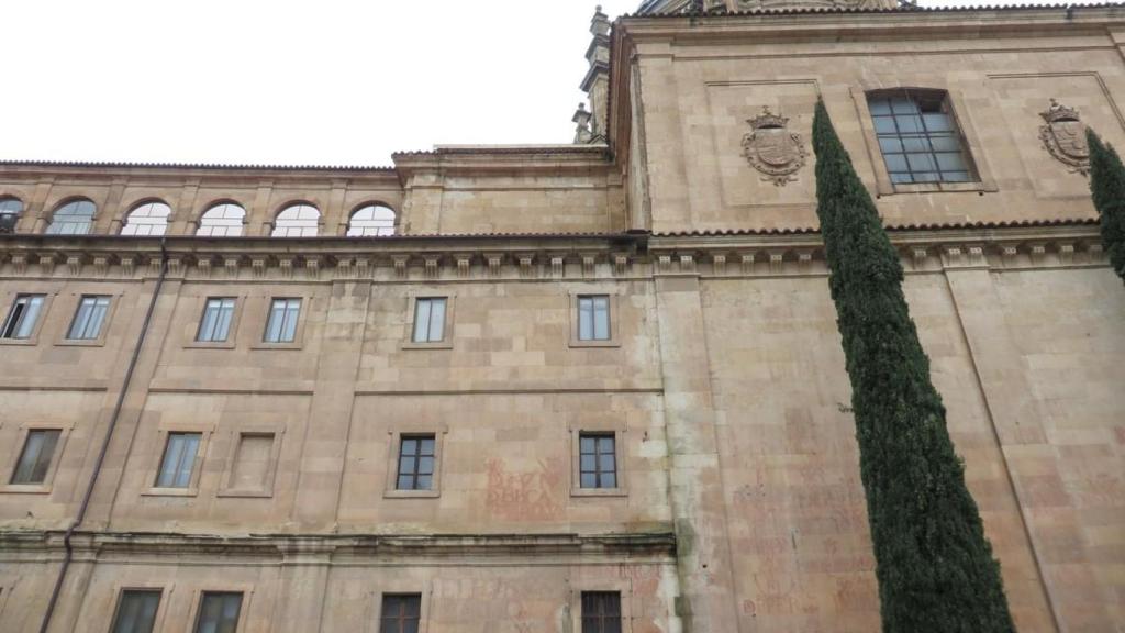 Portada lateral de la Clerecía, donde los vítores pierden intensidad a ritmo acelerado