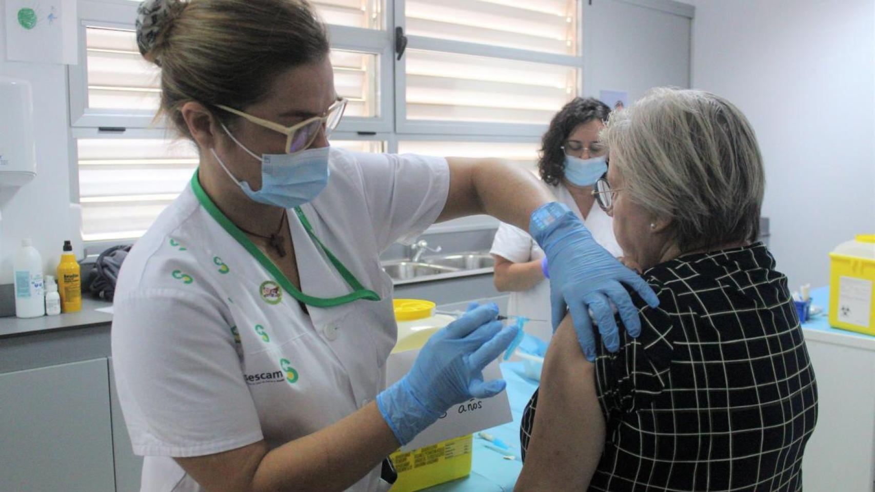 La Consejería de Sanidad anima a la ciudadanía a acudir este lunes a vacunarse para potenciar su protección frente al virus.