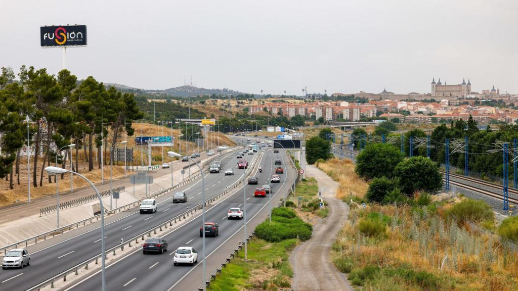 Terrenos situados junto a la vía del tren y frente al centro comercial de Luz de Tajo, ubicación aproximada de la segunda estación que tendrá Toledo.
