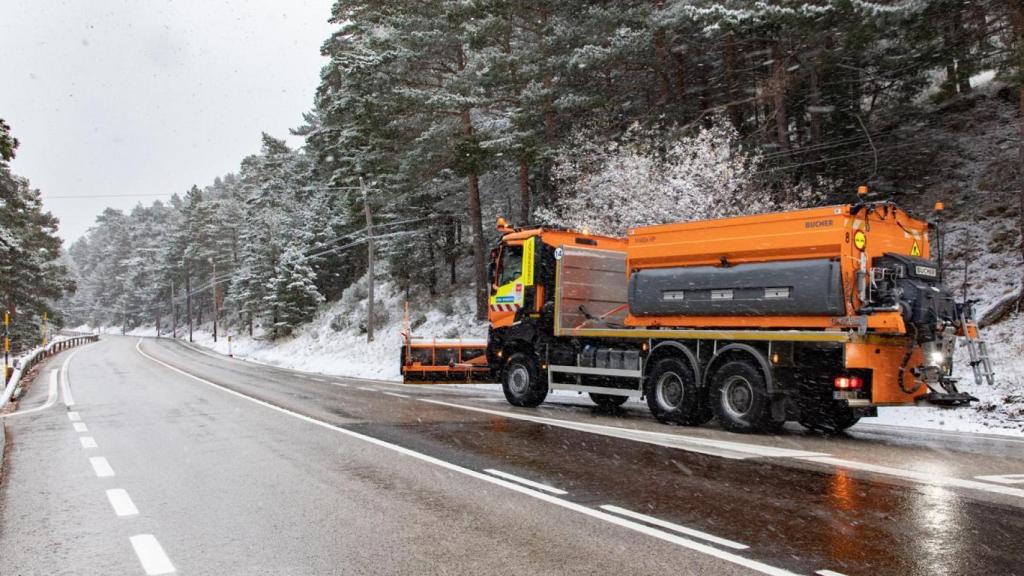 Una maquina quitanieve en la sierra de Madrid.