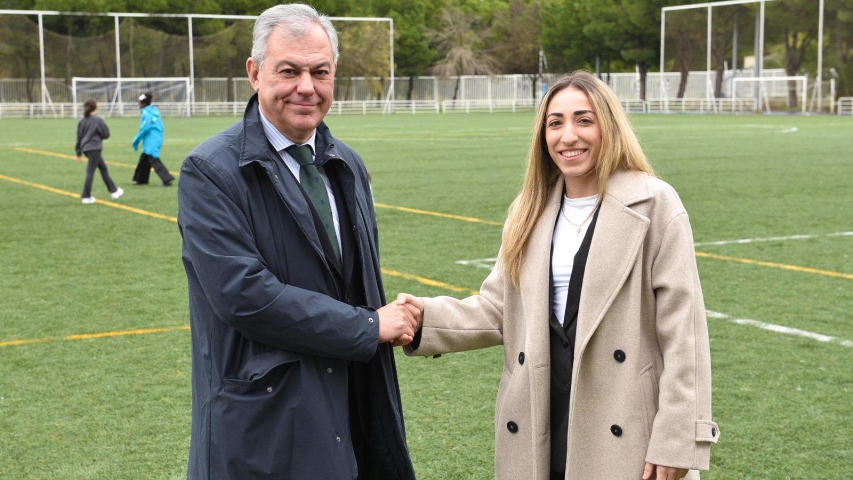 Imagen del alcalde de Sevilla, José Luis Sanz, y Olga Carmona durante el acto.