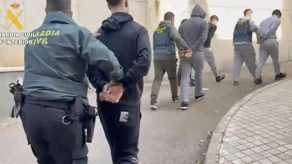 La Guardia Civil efectuando tres detenciones en Madrid.