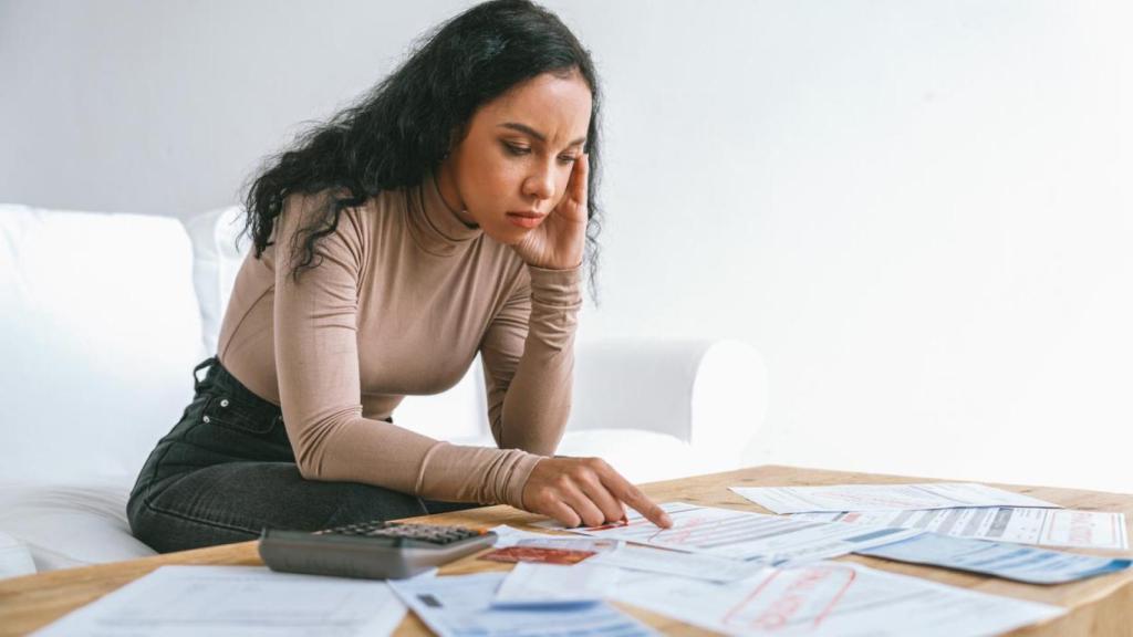 Joven preocupada por problemas financieros.