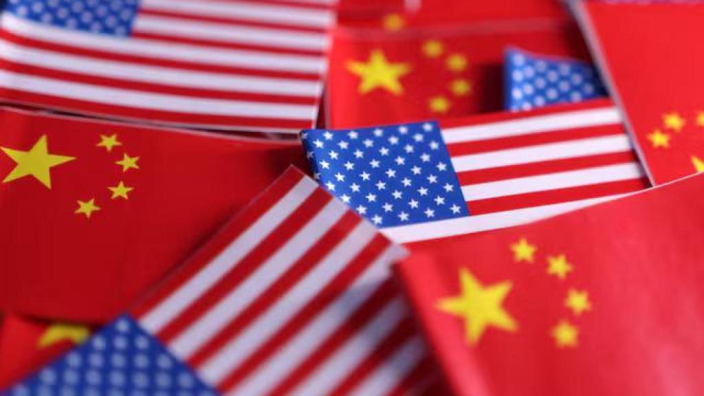 Las banderas de Estados Unidos y China.