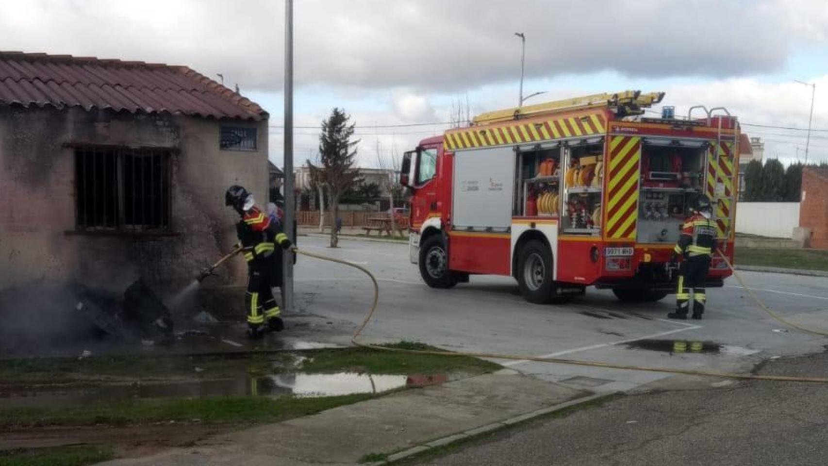 Arde un contenedor en Morales del Vino y obliga a intervenir a los bomberos