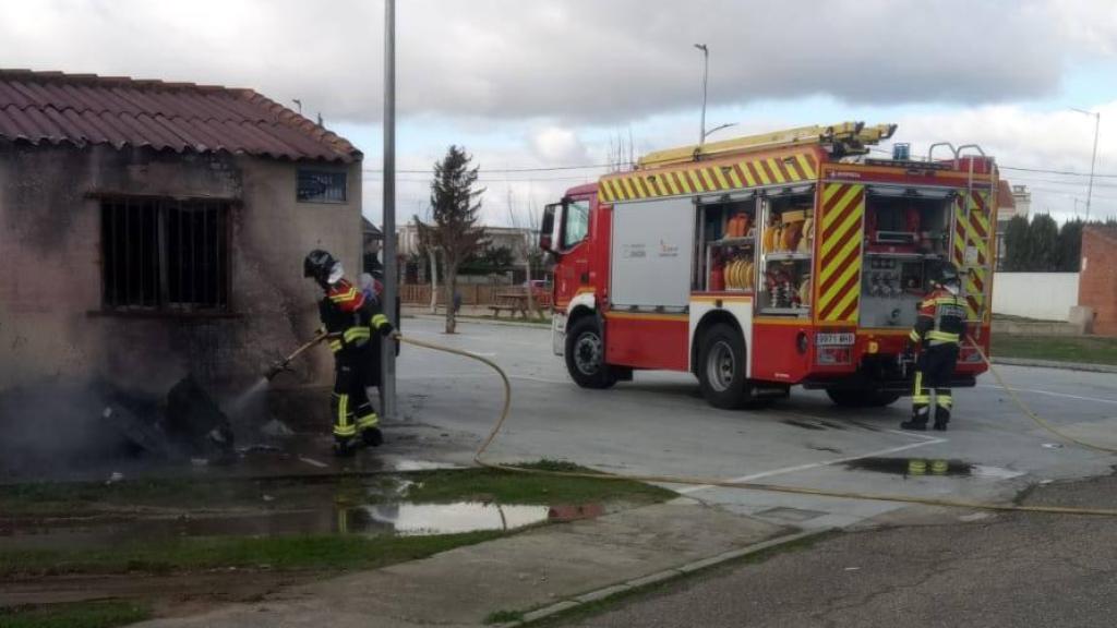 Arde un contenedor en Morales del Vino y obliga a intervenir a los bomberos