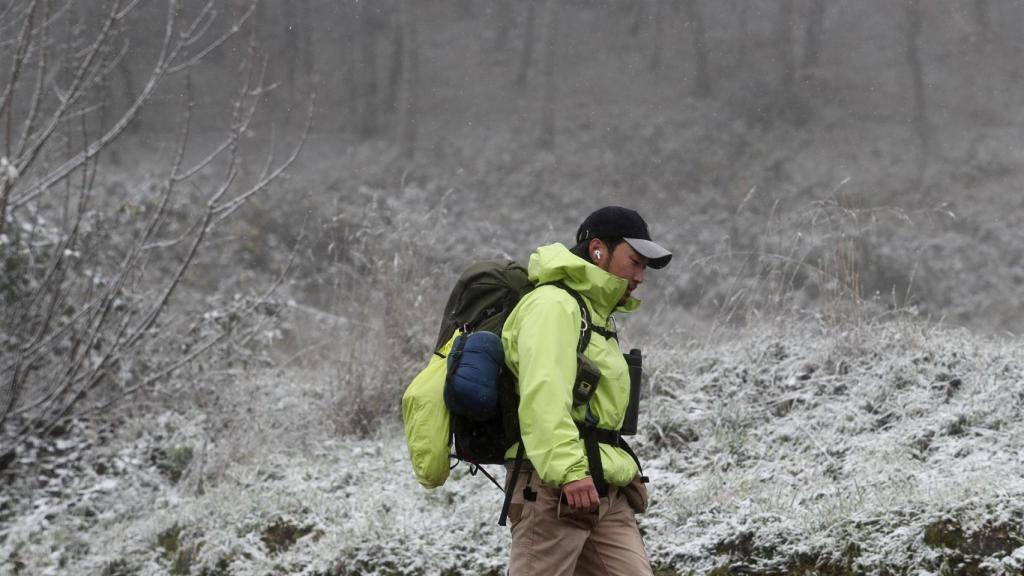 Montañistas durante la nevada en Pedrafita, a 20 de noviembre de 2025, en Lugo, Galicia (España).