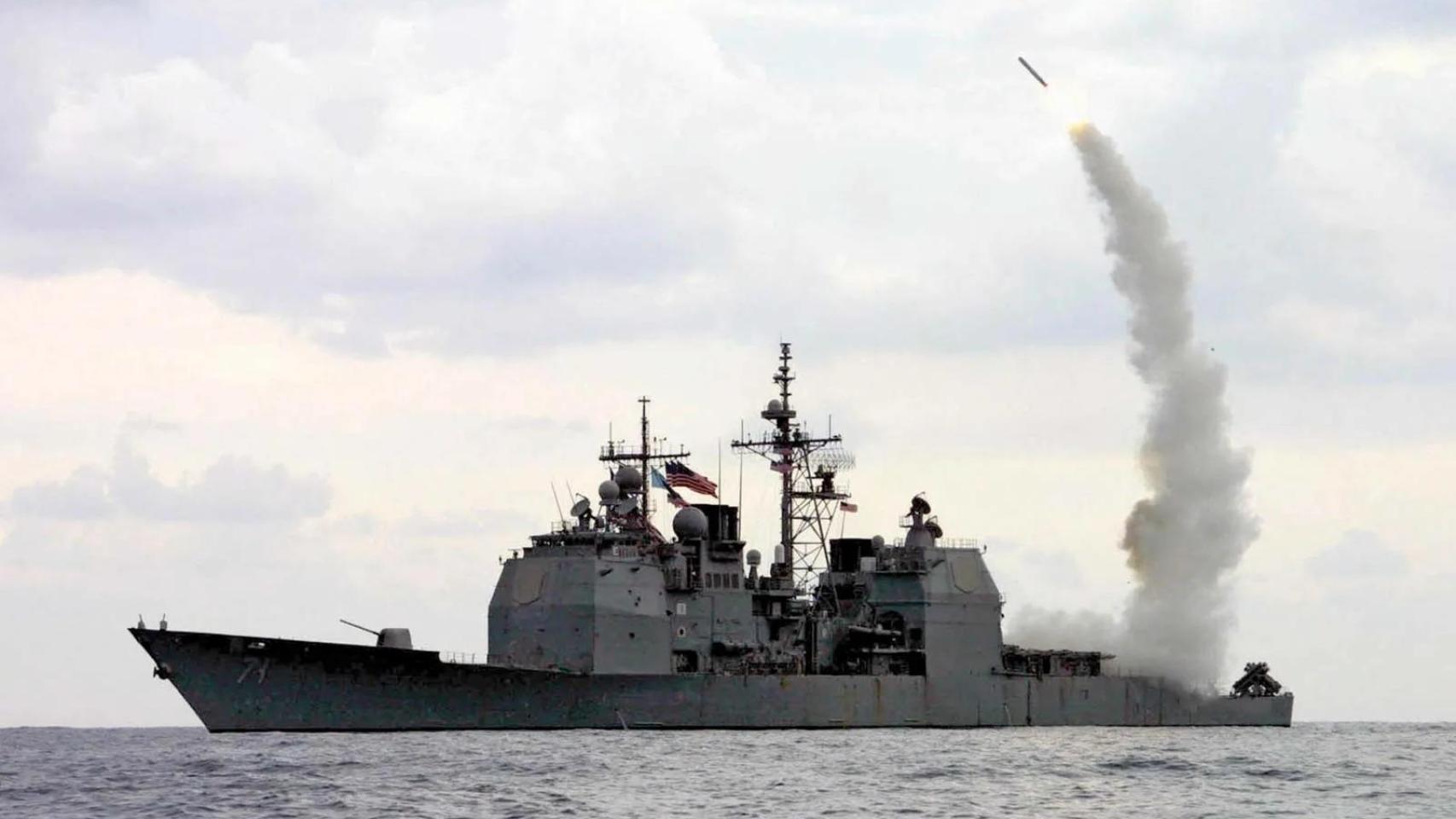 El buque Cape St. George de Estados Unidos lanzando un misil Tomahawk