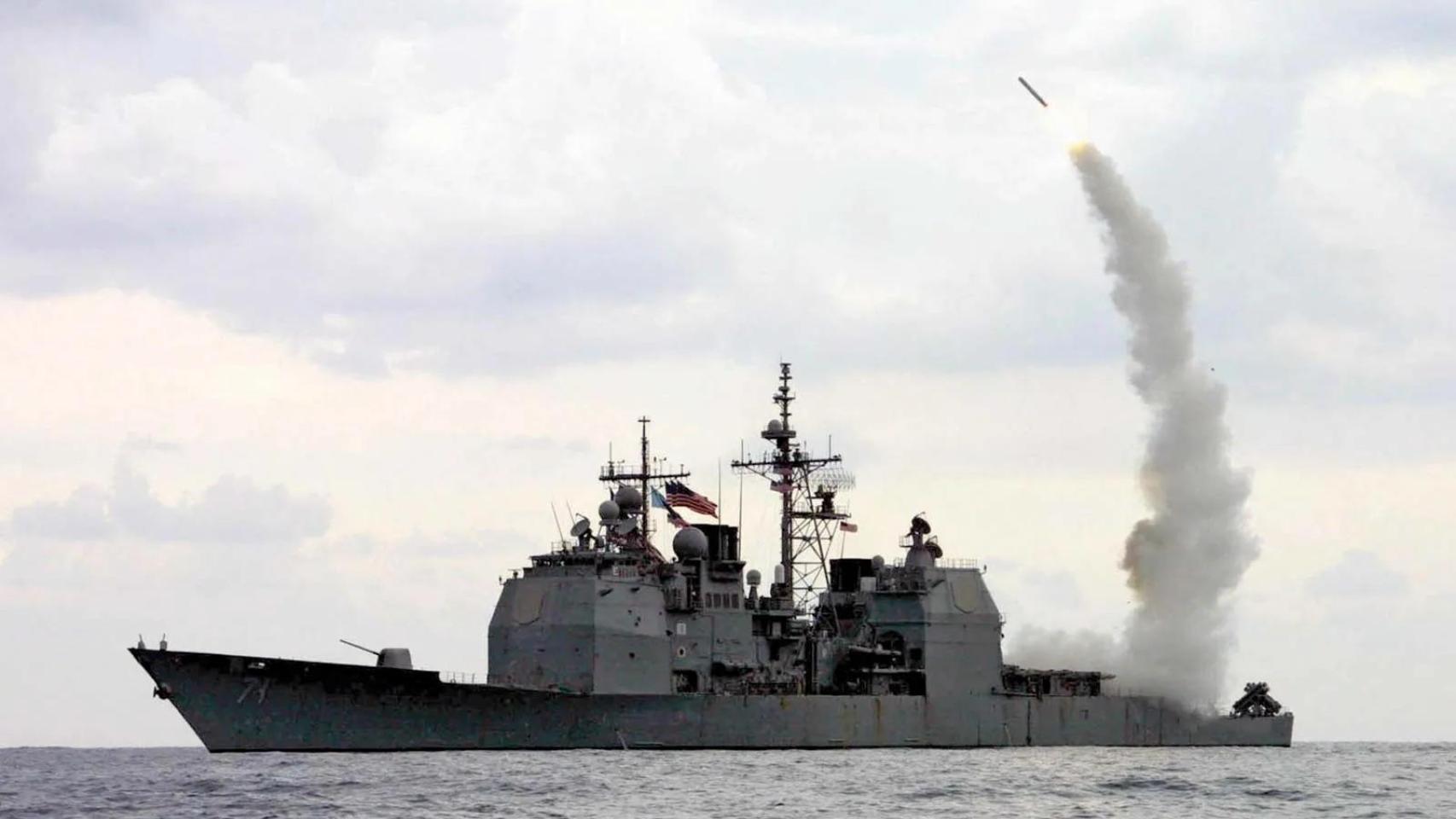 El buque 'Cape St. George' de Estados Unidos lanzando un misil Tomahawk
