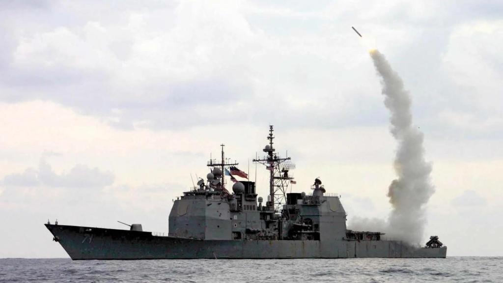 El buque 'Cape St. George' de Estados Unidos lanzando un misil Tomahawk