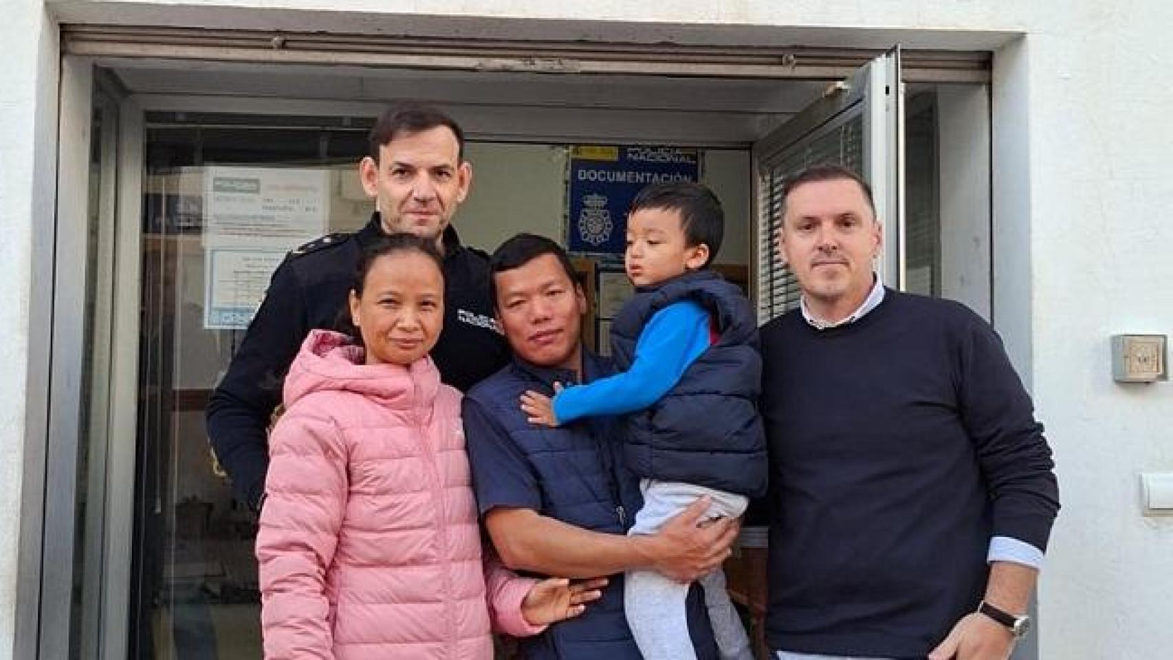 Los protagonistas, con agentes de Marbella.