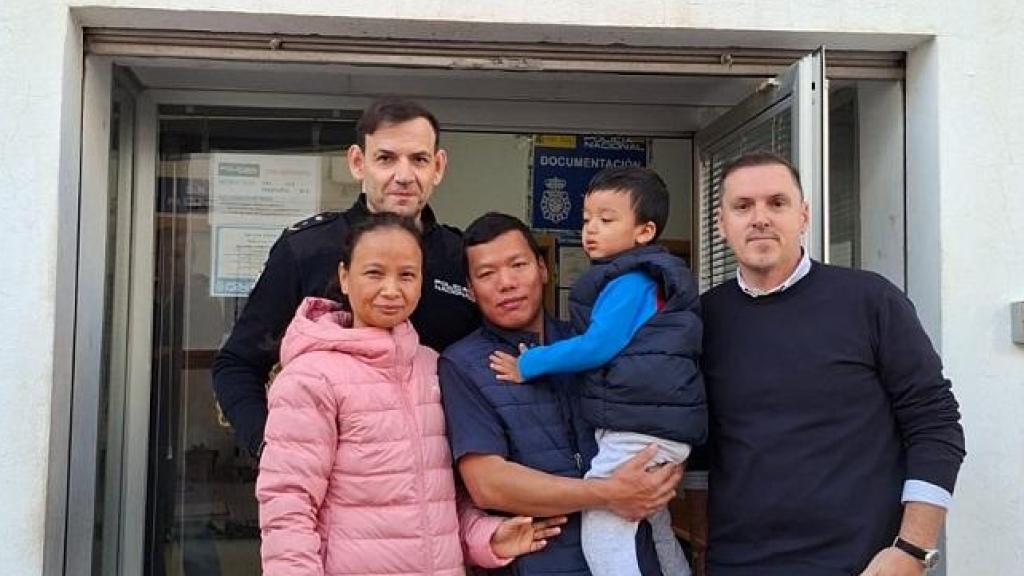 Los protagonistas, con agentes de Marbella.