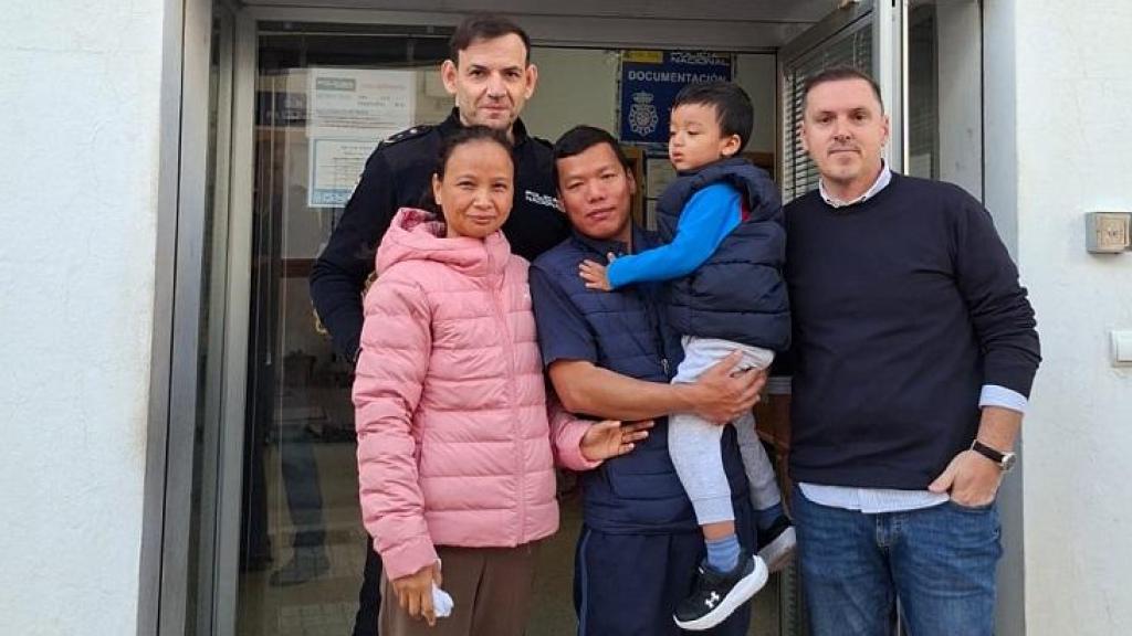 Los protagonistas, con agentes de Marbella.