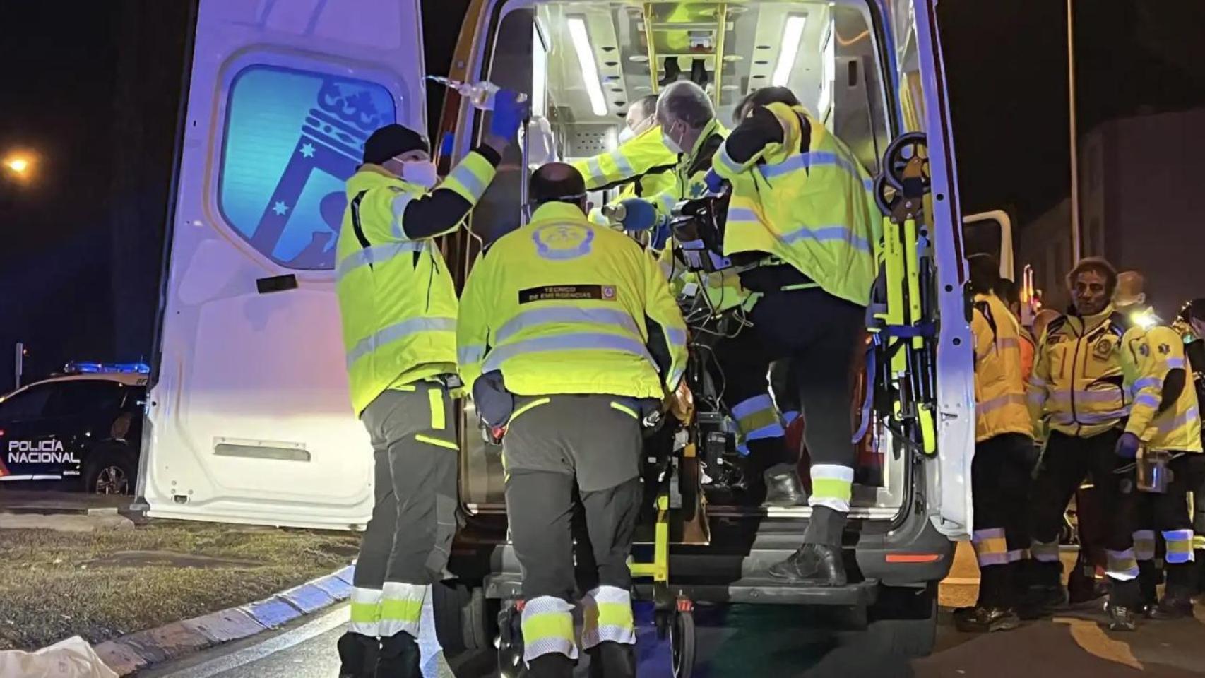 Sanitarios trabajando en un accidente.