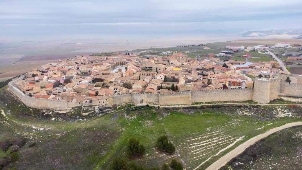Vista aérea panorámica de la ciudad medieval de Urueña. Castilla y León, España.