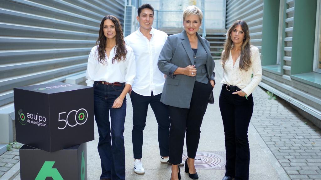 Gloria Serra posando junto a sus compañeros de Equipo de Investigación tras llegar a los 500 programas.