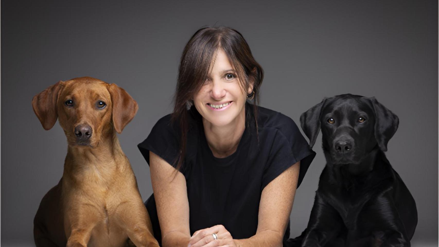 Eva Ramos, exdirectiva de publicidad y hoy gestora del bienestar canino del Barrio Salamanca, junto a dos de los perros de su manada premium. Su agenda está completa hasta 2030.