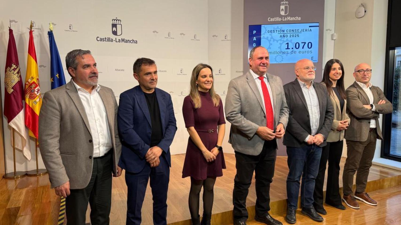 Martínez Lizán y parte del equipo de la Consejería de Agricultura durante la rueda de prensa de balance de 2025.