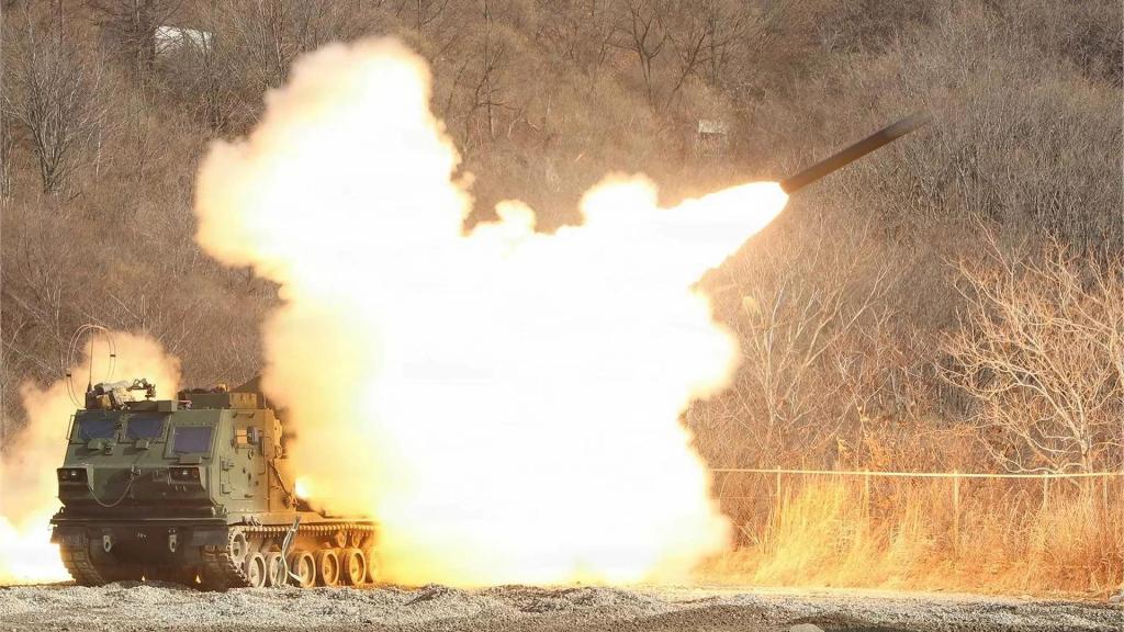 Lanzacohetes M270 A2 de EEUU durante un ejercicio en Corea del Sur