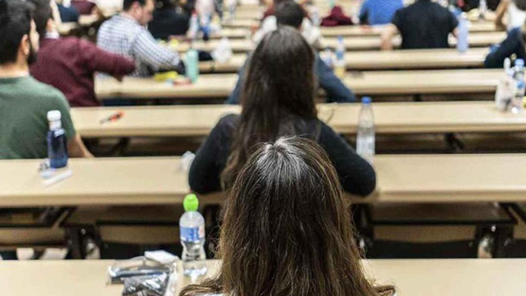 Aspirantes al MIR el día del examen.