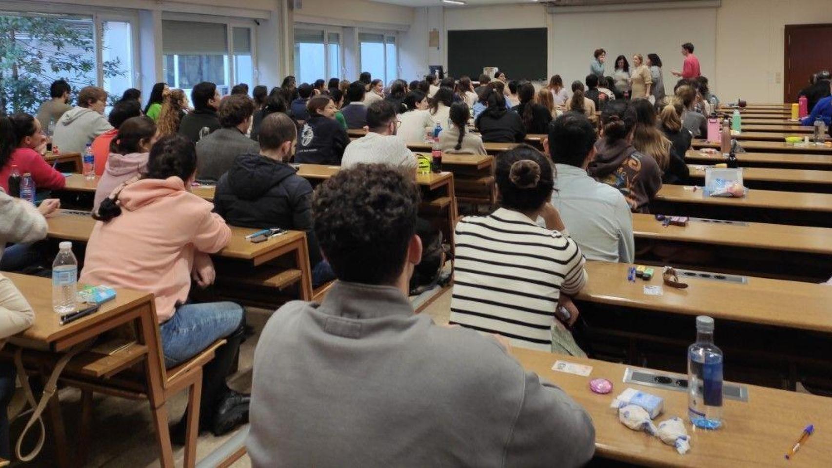 Aspirantes al MIR el día del examen.