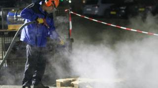 Empleado haciendo turno de noche