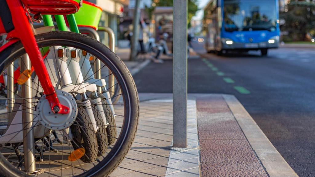 Alquiler de bicicletas estacionadas en la acera.
