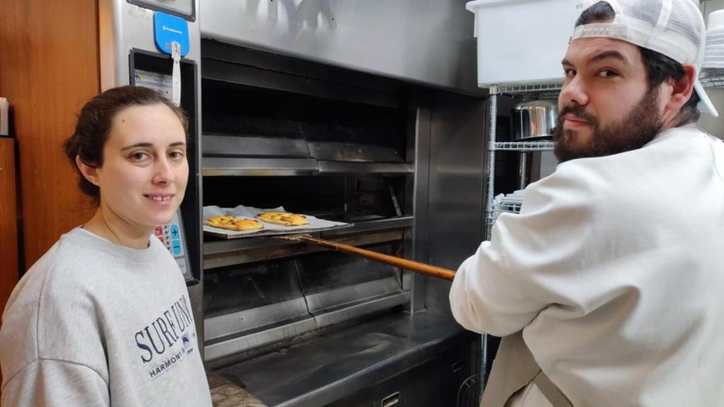 María Hermida y Santiago Outes en el horno de Panadería da Aldea, en A Coruña.