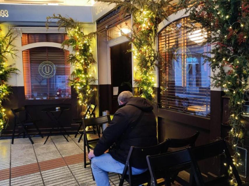 Un cliente consume en la terraza de una cafetería de A Coruña.