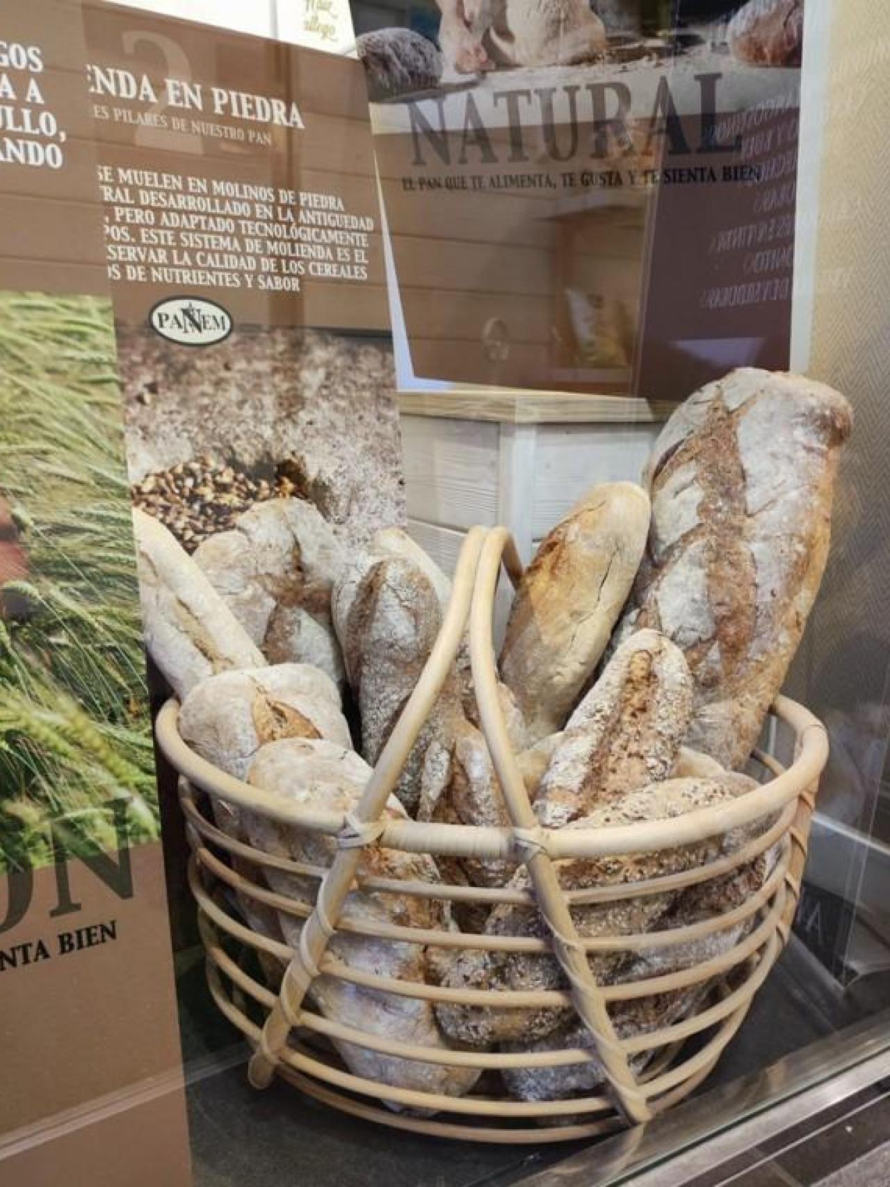 Barras de pan en el escaparate de una panadería de A Coruña.