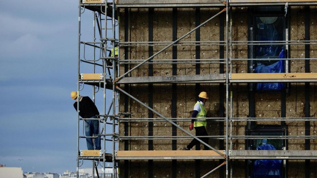 Obreros en un edificio en construcción en A Coruña.