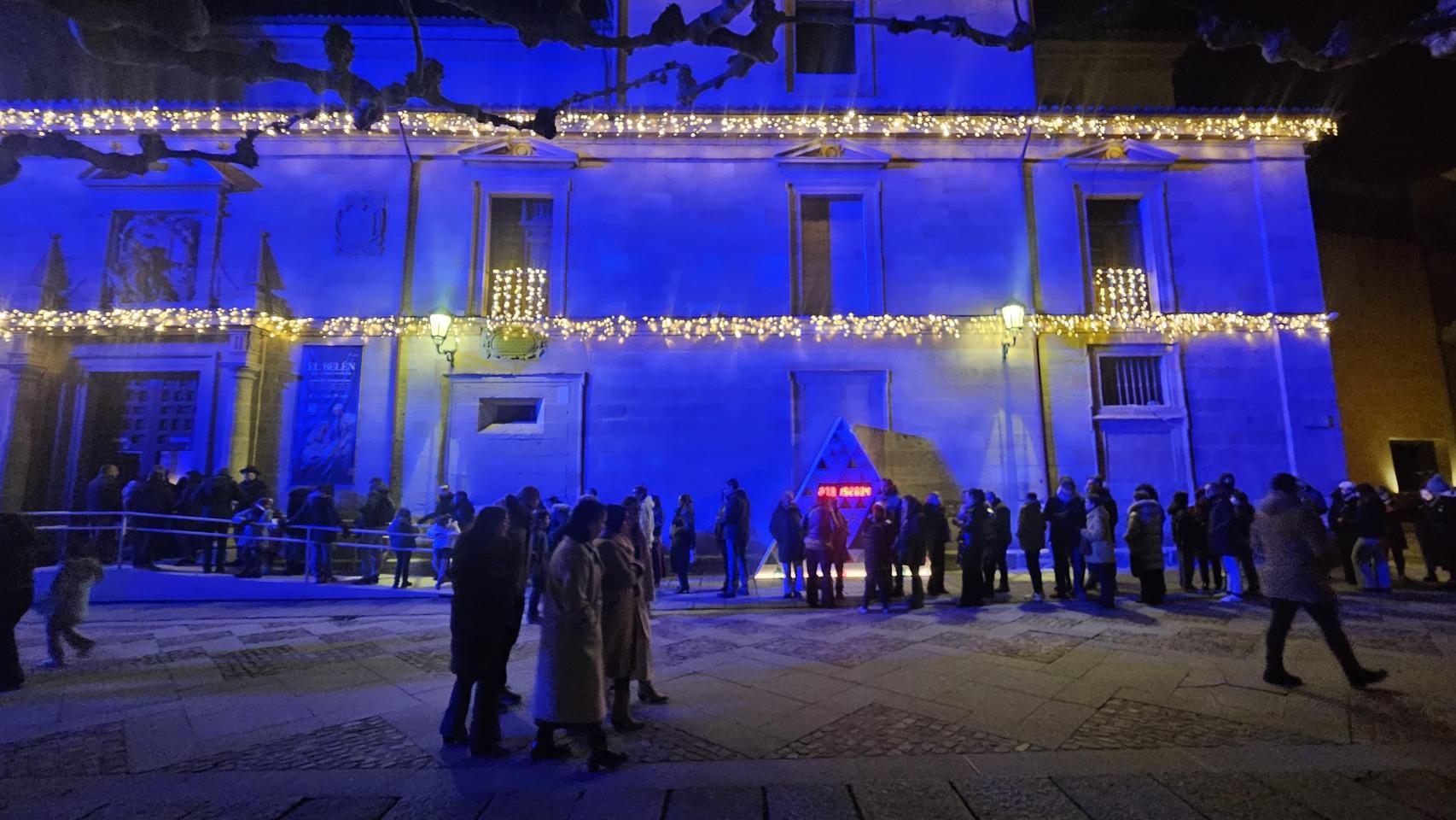 Larga cola durante toda la tarde del día de Navidad para acceder al Belén de la Diputación