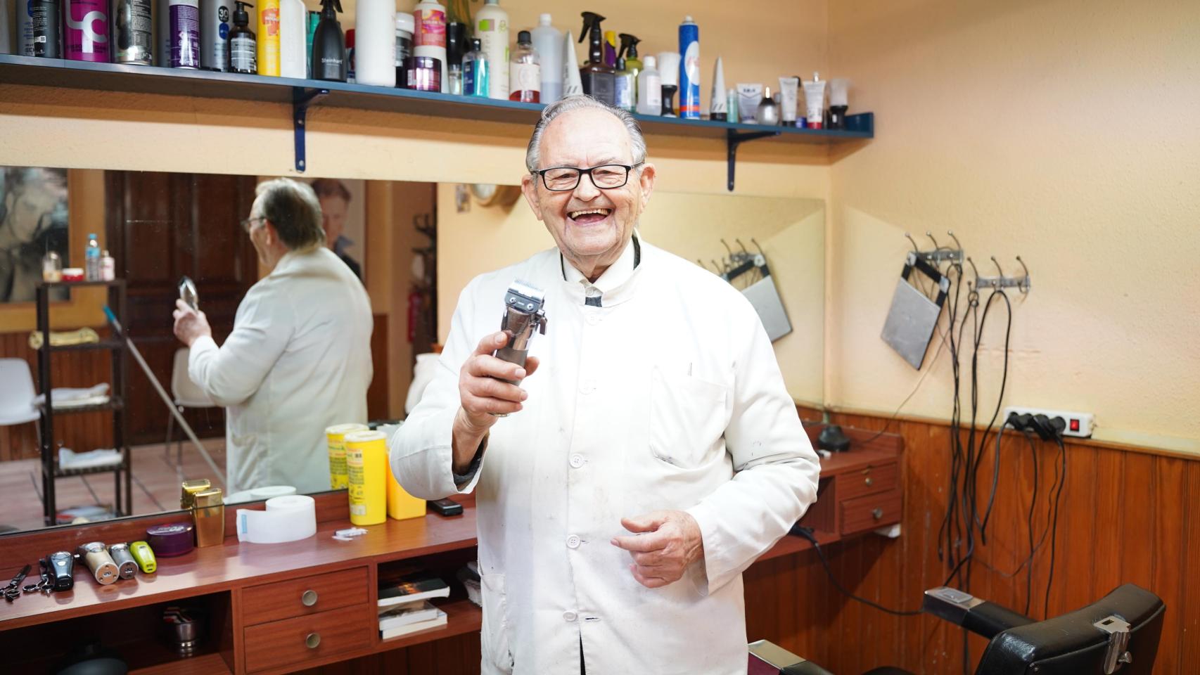Enrique Colomer, el barbero de Vinalesa (Valencia) de 88 años.