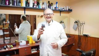 Enrique, el barbero que con 88 años no quiere jubilarse: Aprendí el oficio a los 6 y llevo 72 de autónomo