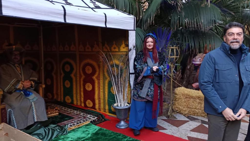 El alcalde visita el Campamento Real.