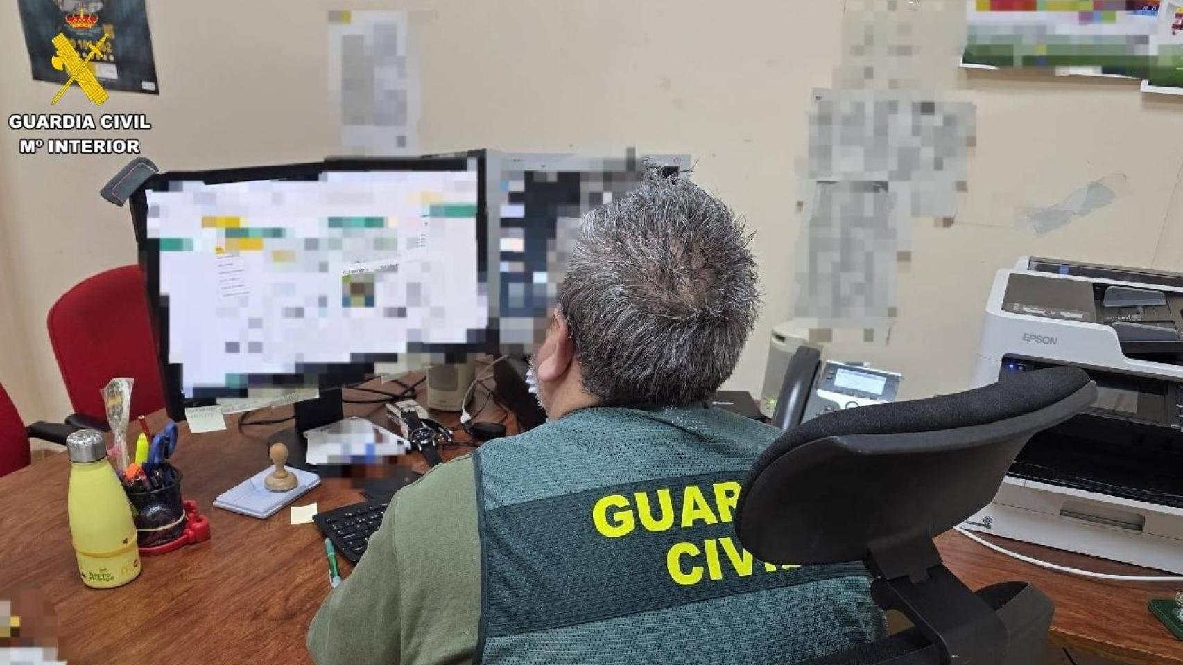 Un agente de la Guardia Civil
