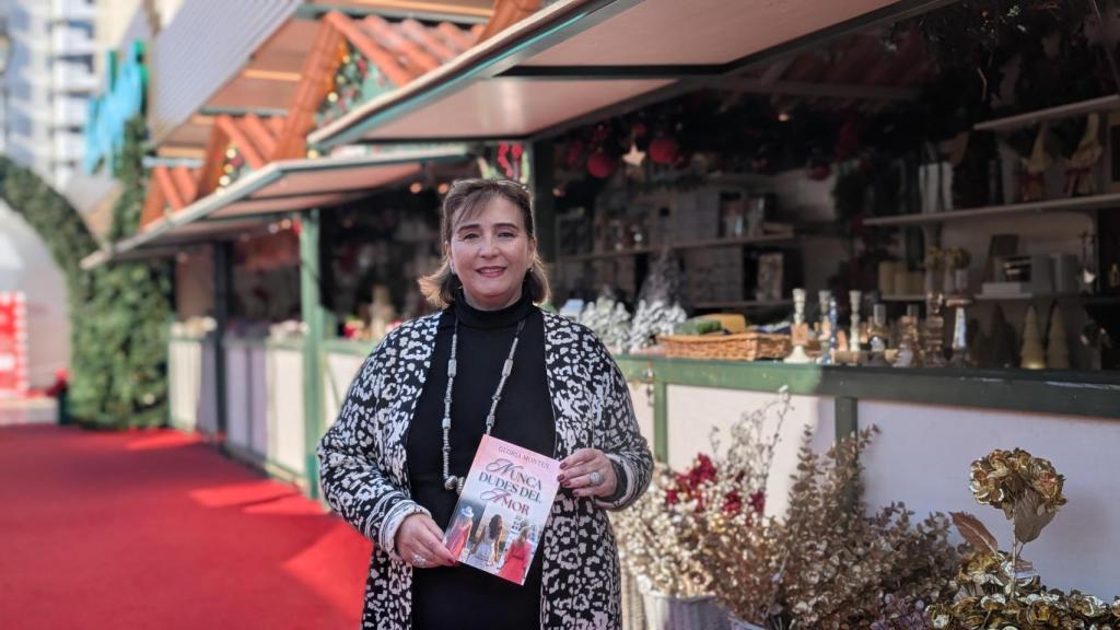 Gloria, con su último libro.