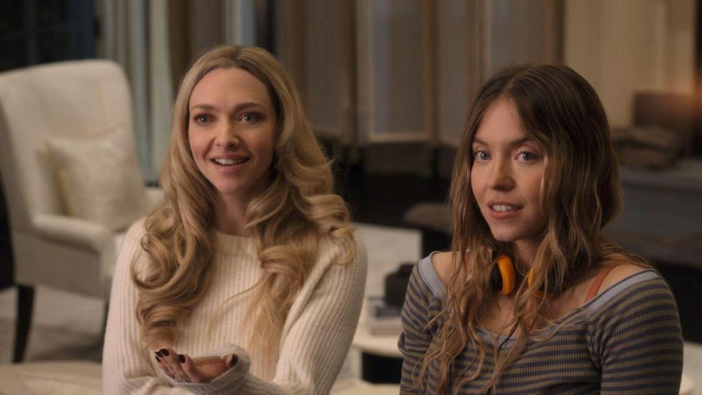 Amanda Seyfried y Sydney Sweeney en 'La asistenta'.