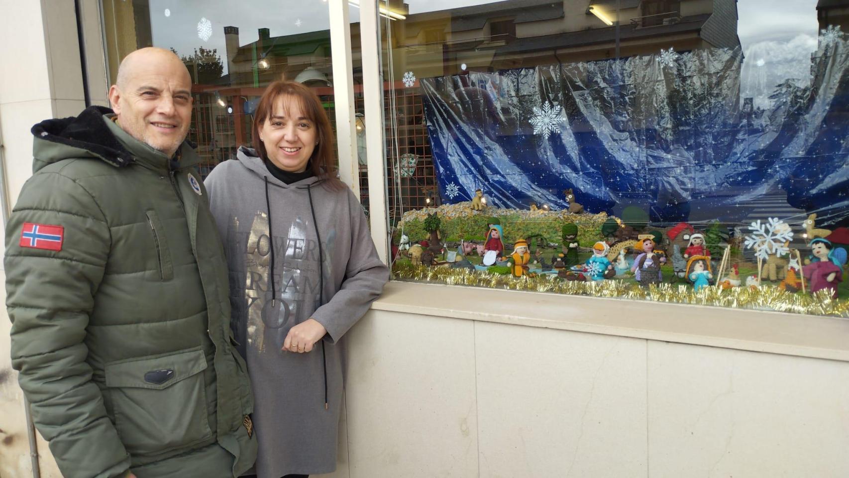 Imagen de los ganadores en el concurso de escaparates de Santa Marta.