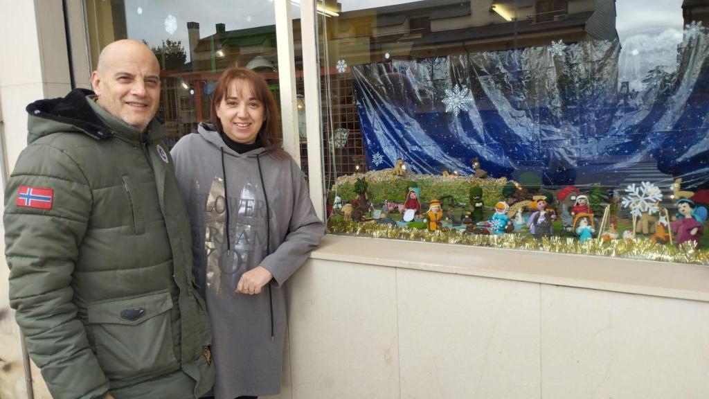 Imagen de los ganadores en el concurso de escaparates de Santa Marta.