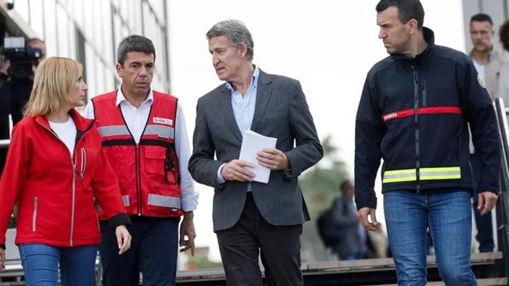 Alberto Núñez Feijóo y Carlos Mazón (2i) en una imagen de archivo en el Centro de Coordinación de Emergencias tras la dana.