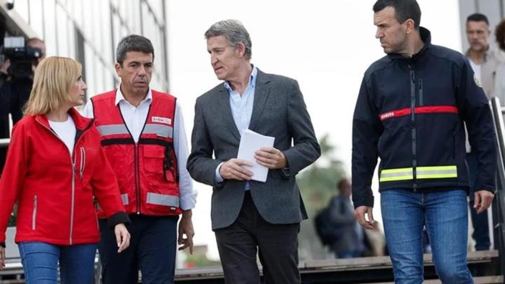 Alberto Núñez Feijóo y Carlos Mazón (2i) en una imagen de archivo en el Centro de Coordinación de Emergencias tras la dana.