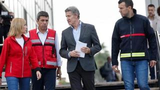 Alberto Núñez Feijóo y Carlos Mazón (2i) en una imagen de archivo en el Centro de Coordinación de Emergencias tras la dana.