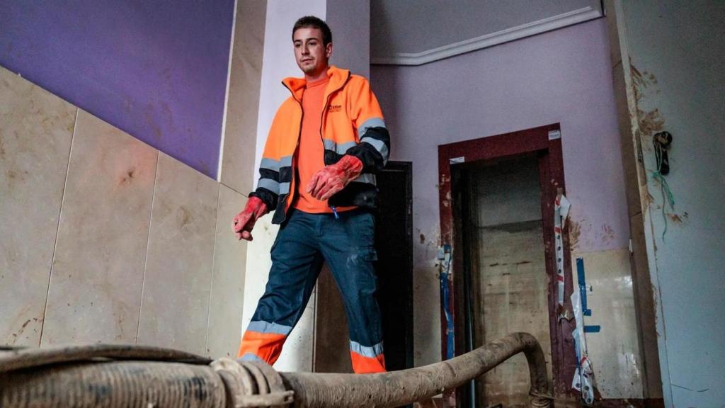 Imagen de archivo de un técnico reparando un ascensor tras la dana