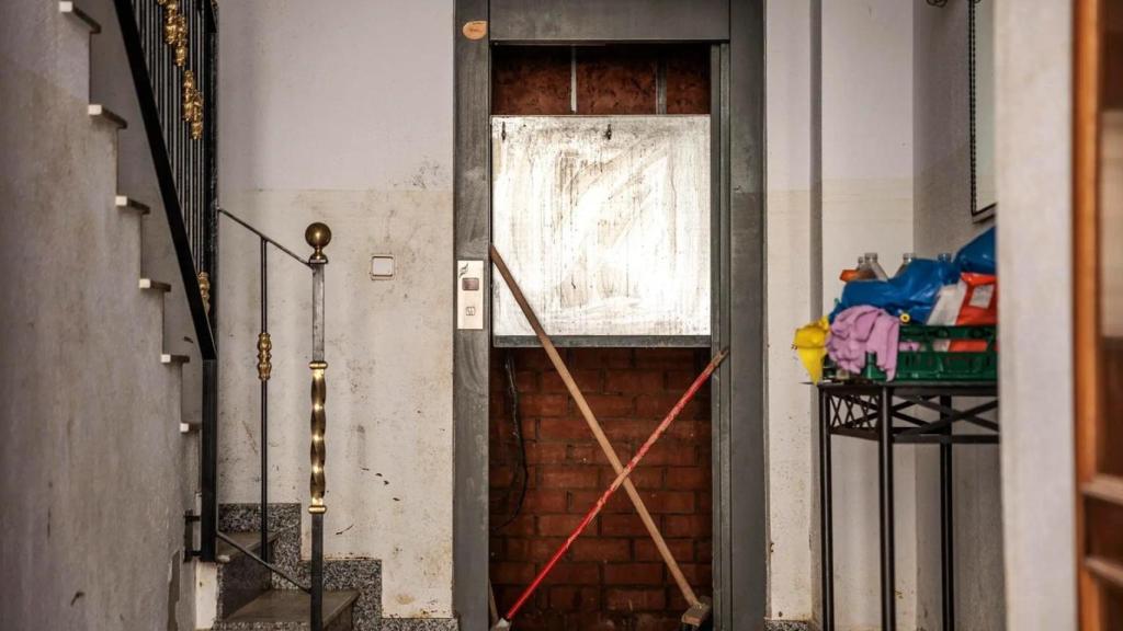 Acensor averiado por la inundación en Paiporta.